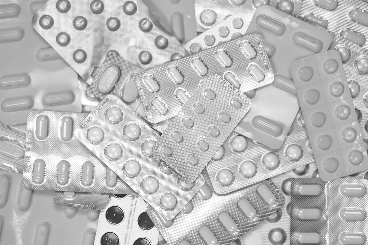 A close-up of look-alike medication bottles with labels highlighted.